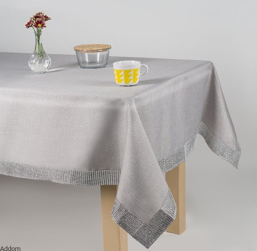 srebrny-obrus-z-kryształkami.jpg