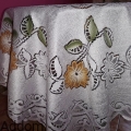 biale-obrusy-w-brazowe-kwiatki.jpg