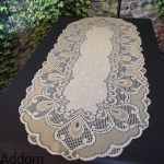 Kremowy bieżnik w złote wzory