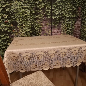 Złoty obrus żakardowy w kwiaty