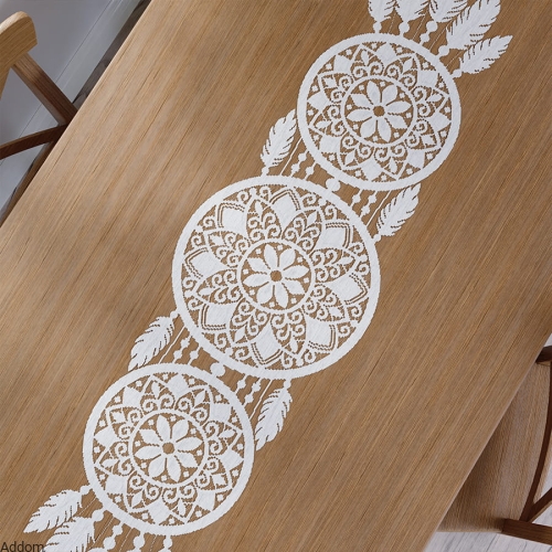 biała wycinanka żakardowa na stół.jpeg