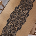 czarna wycinanka żakardowa na stół.jpeg
