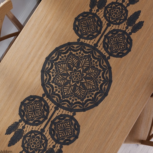 czarny bieżnik o nietypowym kształcie.jpeg