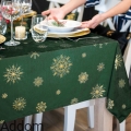 obrus-swiateczny-w-zlote-dekoracje.jpeg
