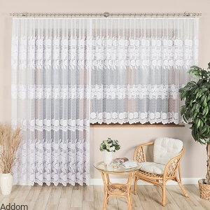 Odpasowana firana z dużą ilość kwiatów