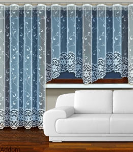 Firanka wykończona kwiatowym wzorem