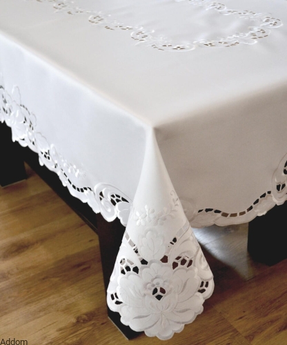 obrus-bialy-z-haftem-Richelieu.jpg