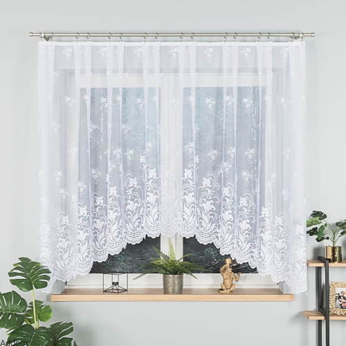 Prześwitująca krotka firanka w kwiatuszki.jpeg