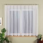 Gładkie firany z delikatnym wzorkiem u dołu