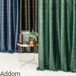 Zasłony ze złotym zdobieniem