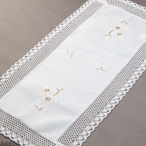 Bieżnik wykończony szydełkową koronką