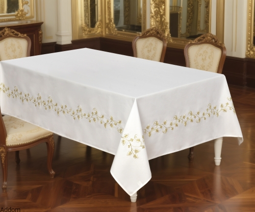 obrus-ze-zlotym-ornamentem.jpg