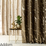 Zasłony dekorowane złotem