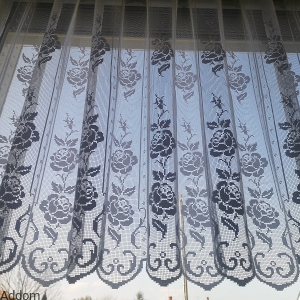 Firany w róże stylizowane na haft