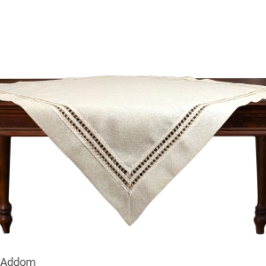 Obrus z haftowanymi wstawkami