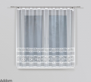 Firanki gotowe z szerokimi pasami na dole