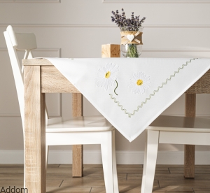 Obrus kwadrat z haftem w kwiaty