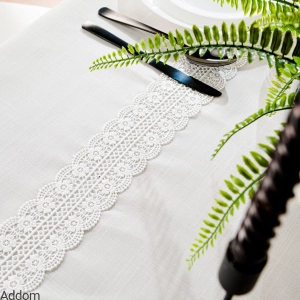 Obrus z naszytą na tkaninę gipiurą