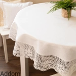 Obrus okrągły obszyty bawełnianą koronką