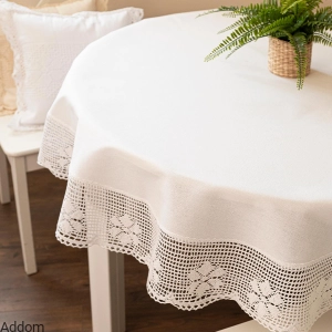 Obrus okrągły obszyty bawełnianą koronką