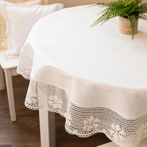 Obrus biały okrągły obszyty bawełnianą koronką.jpeg