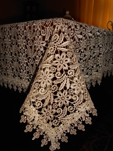 złoty obrus z gipiury.jpeg