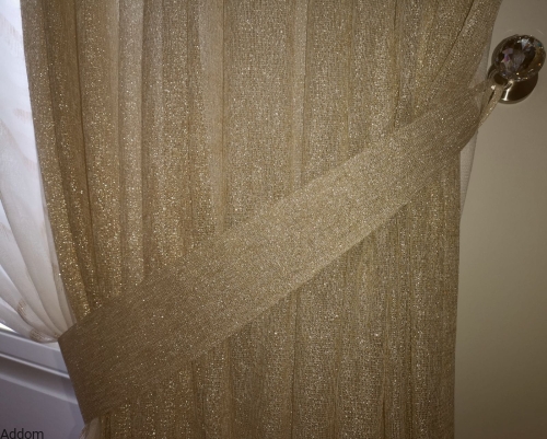 złoty materiał lejący na zasłony i firanki.jpeg