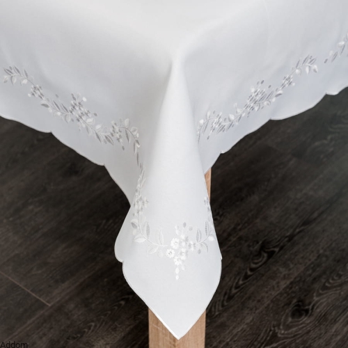 biał obrus haftowany.jpeg