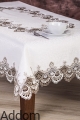 biały obrus ze złotą gipiurą.jpeg