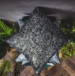 Poszewki z metalicznym zdobieniem