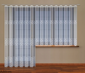 Gęste firany z geometrycznym wzorem