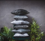 Poszewki ze złotym zdobieniem