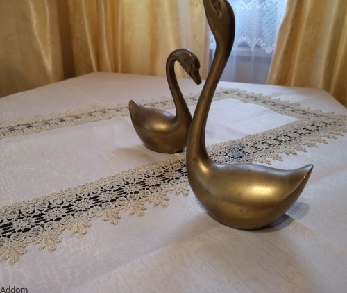 obrus obszyty złotą gipiurą.jpeg