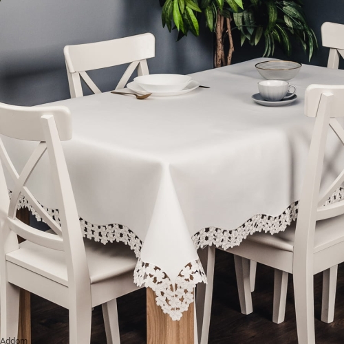 obrus kremowy z kwiatowym haftem.jpeg