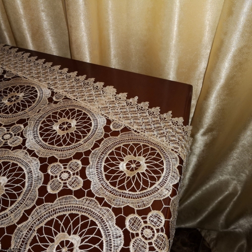 obrus ze złotej koronki gipiurowej.jpeg