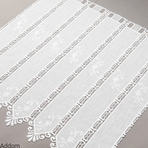 Kremowe krótkie firany z haftem i gipiurą