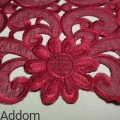 zbliżenie haftu serwety owalnej bordowej.jpg