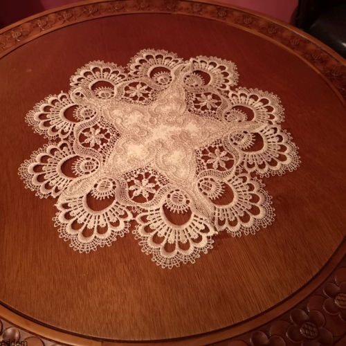 złote serwetki z gipiury.jpg