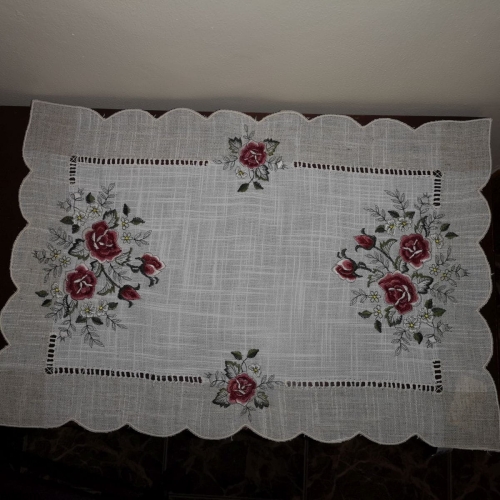 serweta-lniana-haftowana-w-bordowe-roze.jpg